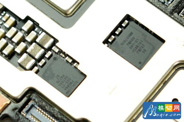 掀开散热硅胶便可以看到下面的芯片,图中为高通为骁龙660移动平台设计